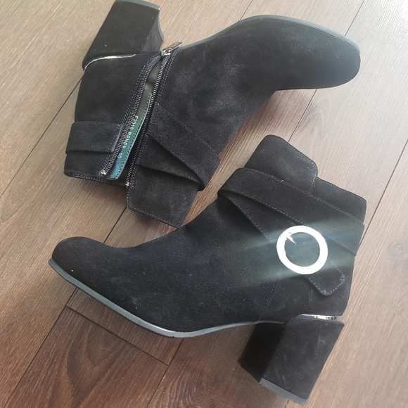 Valdini Renee Suede Bootie - Picture 5 of 12